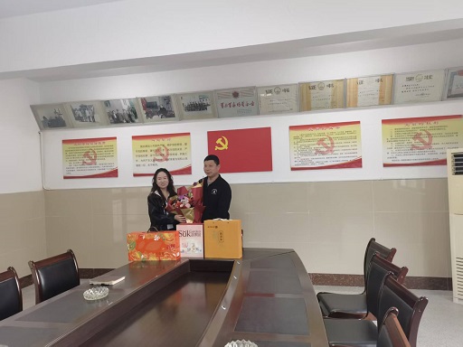 鈕主席與勞模合影1.jpg